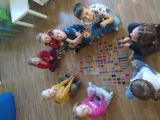 Dzieci z grupy Ekoludki tworzą Kolorowy Pałac Kultury i Nauki, 