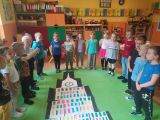 Dzieci z grupy Biedronki układają puzzle Kolorowy Pałac Kultury i Nauki, 