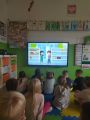 Dzieci z grupy Ekoludki - projekcja filmu edukacyjnego pt. Skąd się biorą produkty ekologiczne?, 